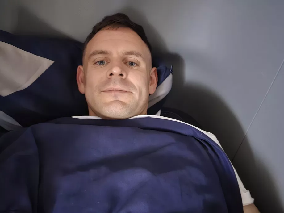 Christopher está tumbado en la cama