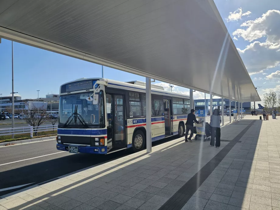 Autobús lanzadera entre las terminales y el muelle de embarque