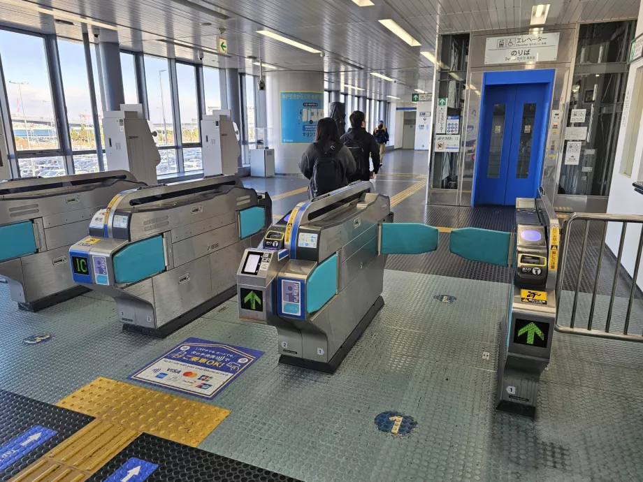 Torniquetes a la entrada del andén