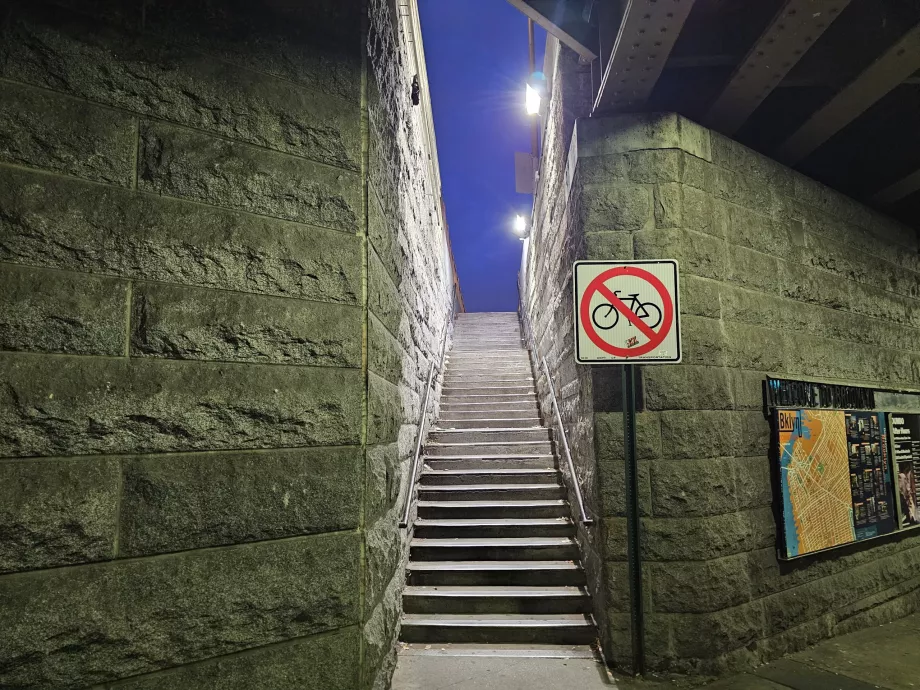 Escaleras del puente de Brooklyn