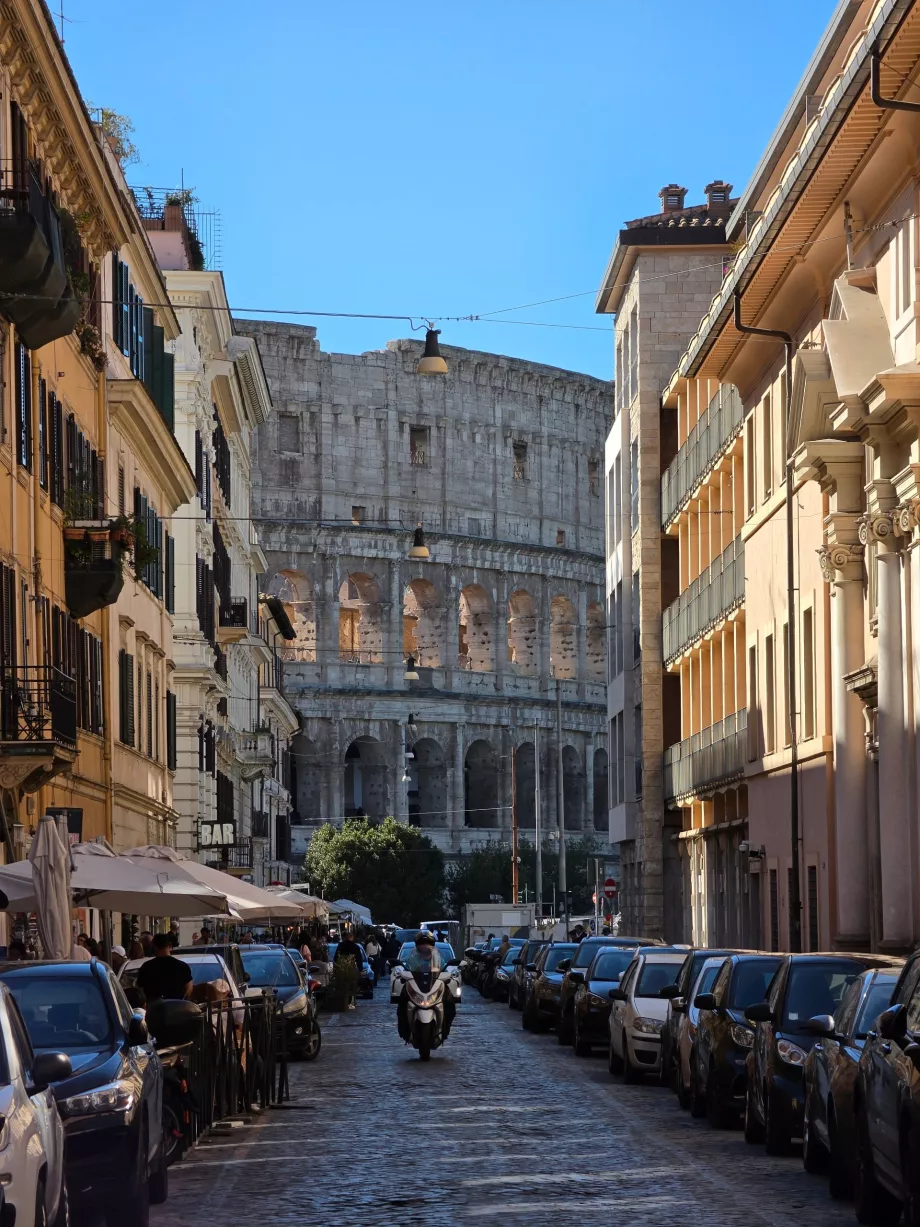Vista del Coliseo desde una calle lateral