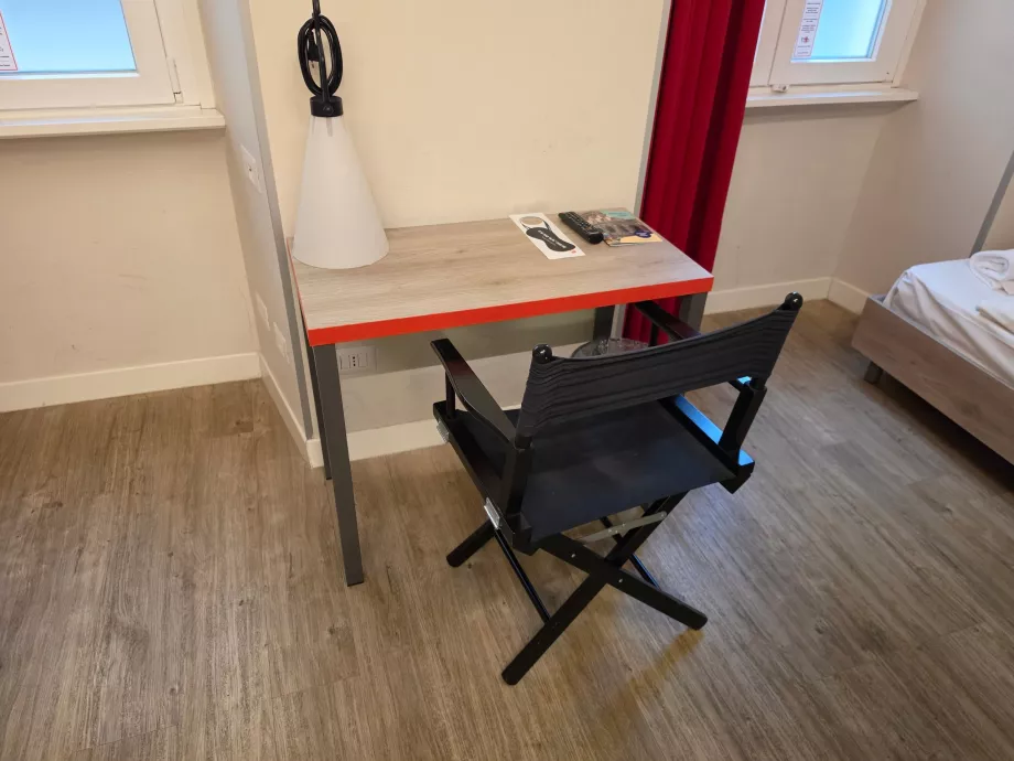 Mesa de trabajo en la habitación