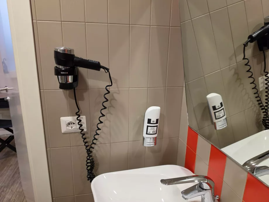 Secador de pelo en el baño