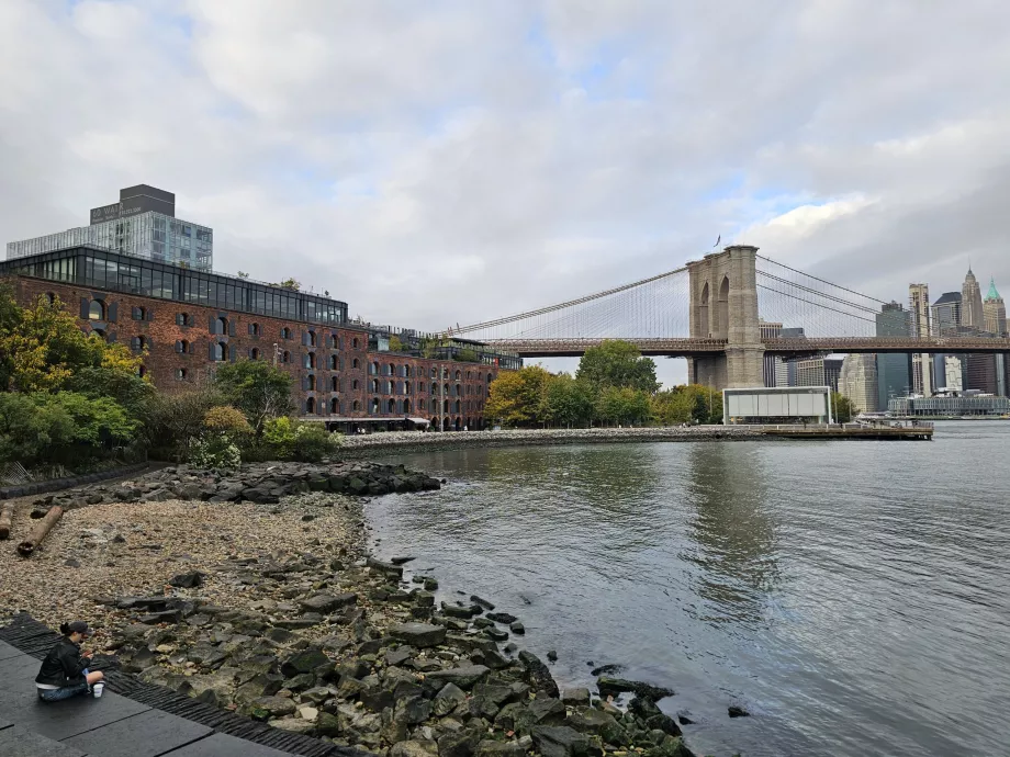 Vista del puente de Brooklyn desde Dumbo