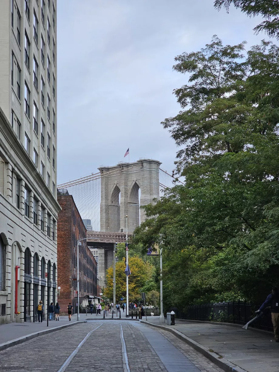 Vista del puente de Brooklyn desde Dumbo