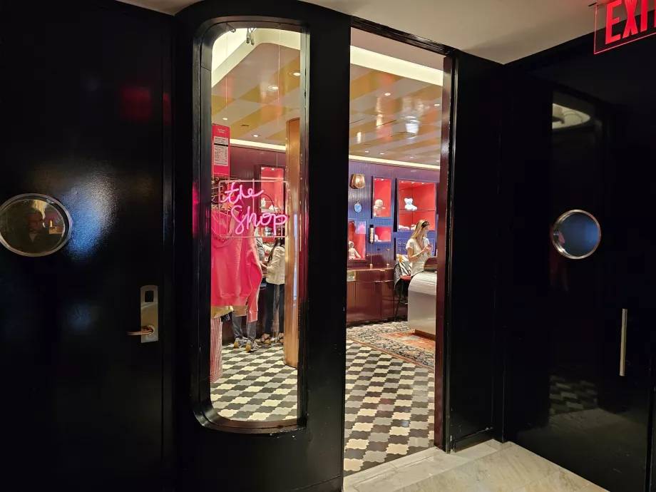 Tienda en la planta baja del hotel