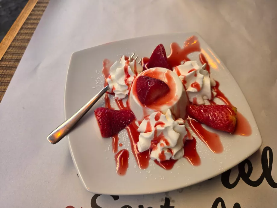 Tonnarello Santa Maria, Panna Cotta con fresas
