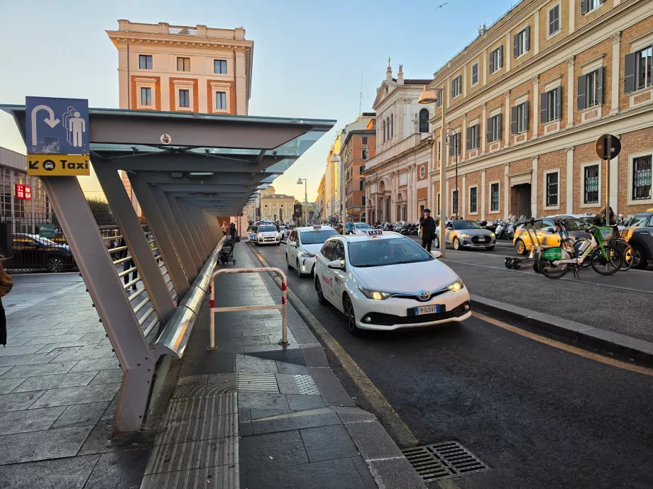 Parada de taxis frente a la estación de Roma Termini