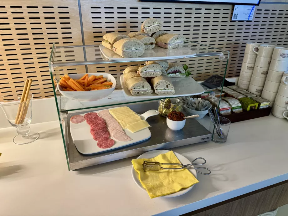 Baguettes, salami, jamón y queso
