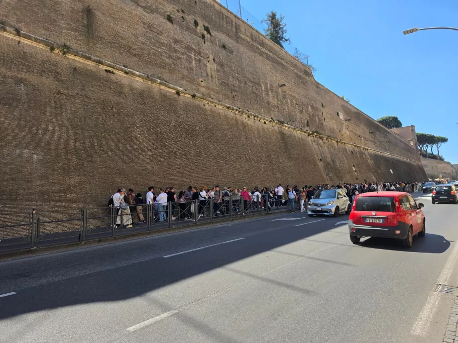 Cola hacia los Museos Vaticanos