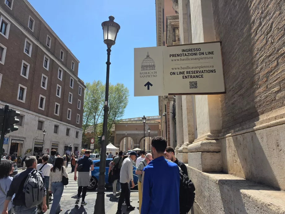 Cola hasta la Basílica de San Pedro (con reserva)
