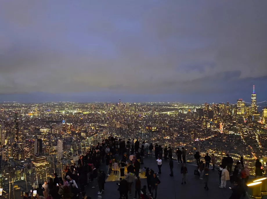 Mirador "The Edge" de noche