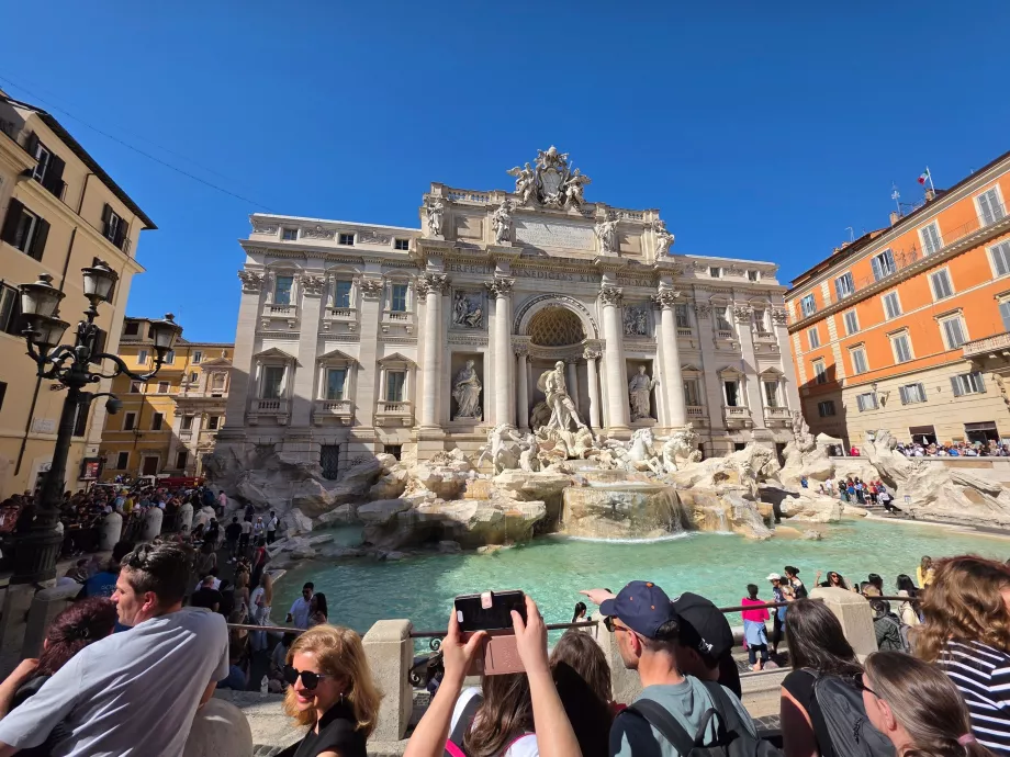 Multitud frente a la Fontana de Trevi