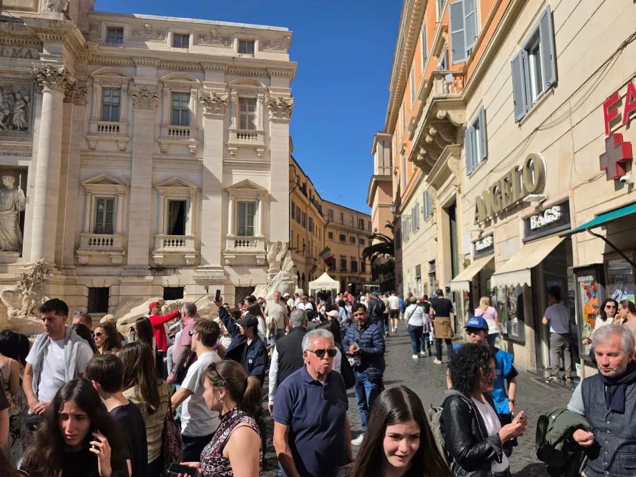 Cola para la parte de pago de la Fontana de Trevi