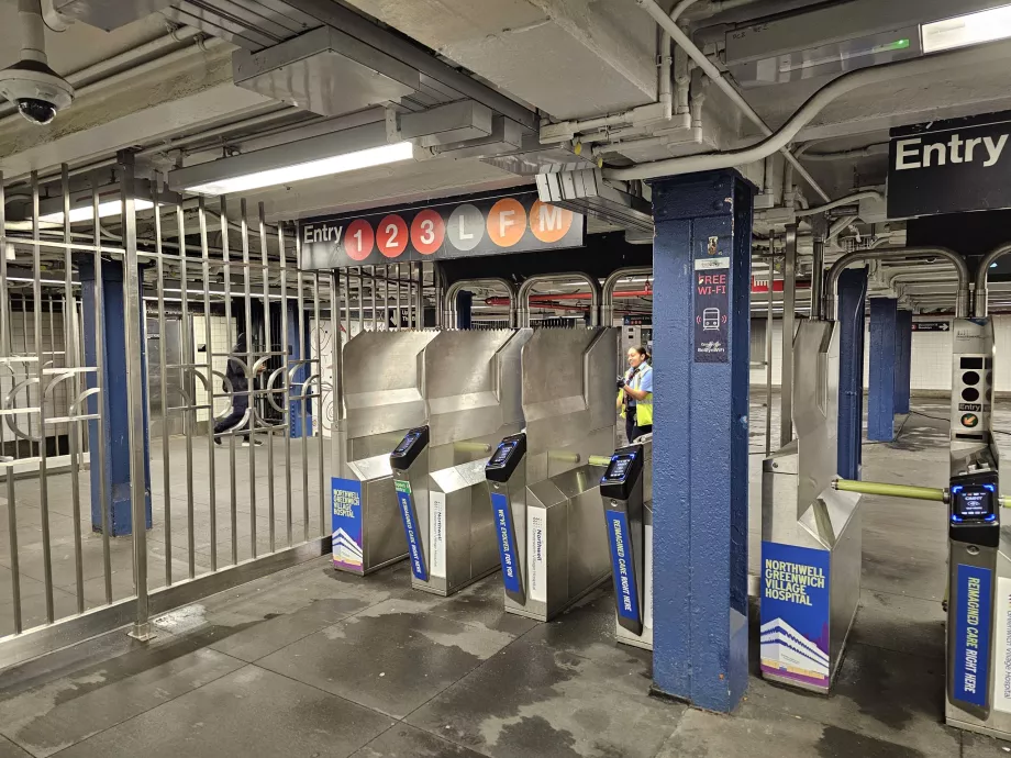 Entrada al metro por torniquetes