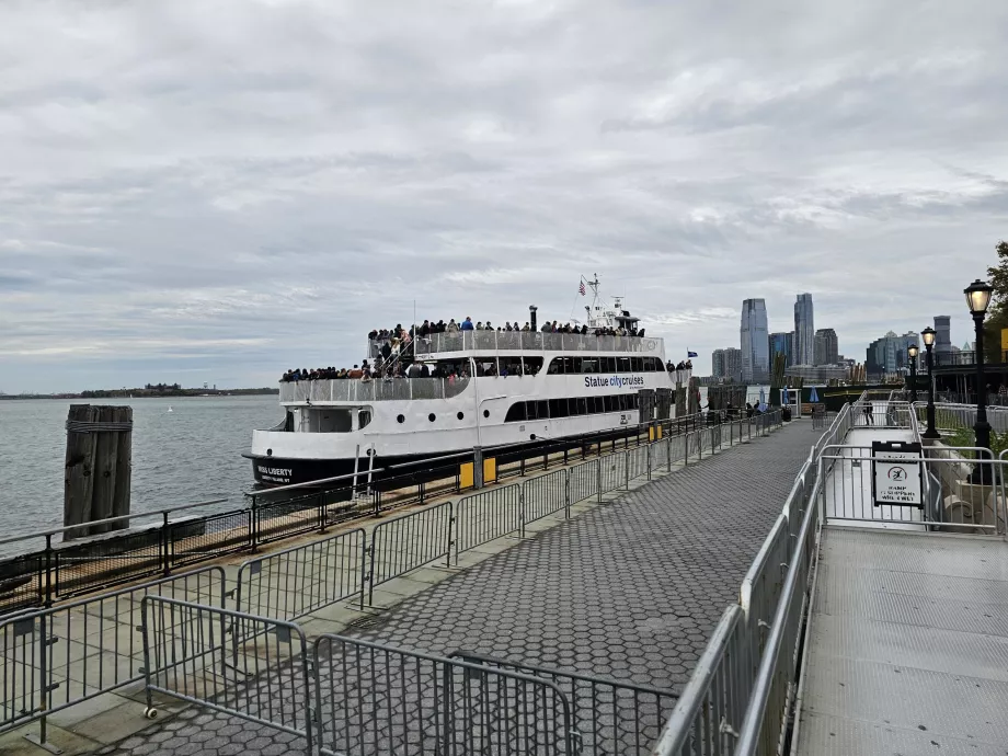 Muelle de barcos Statue City Cruises