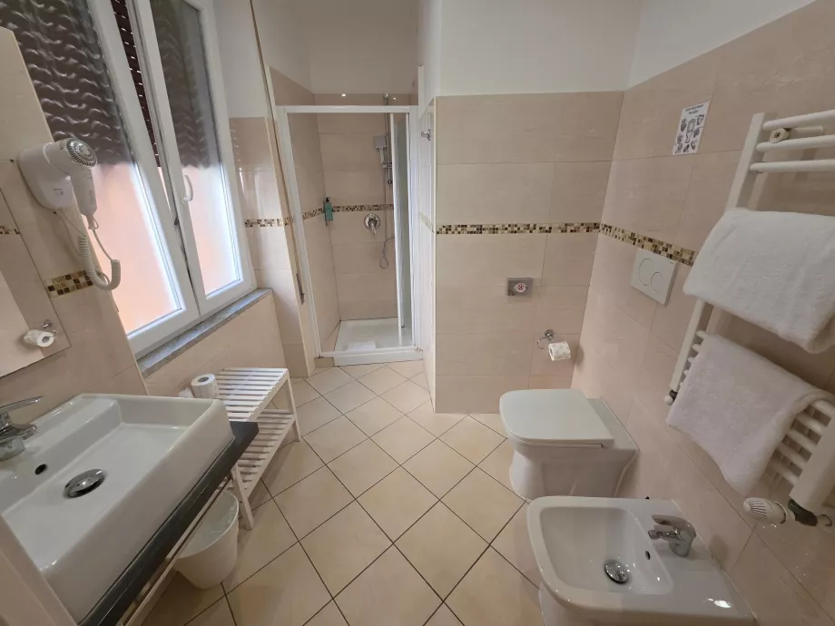 Amplio cuarto de baño