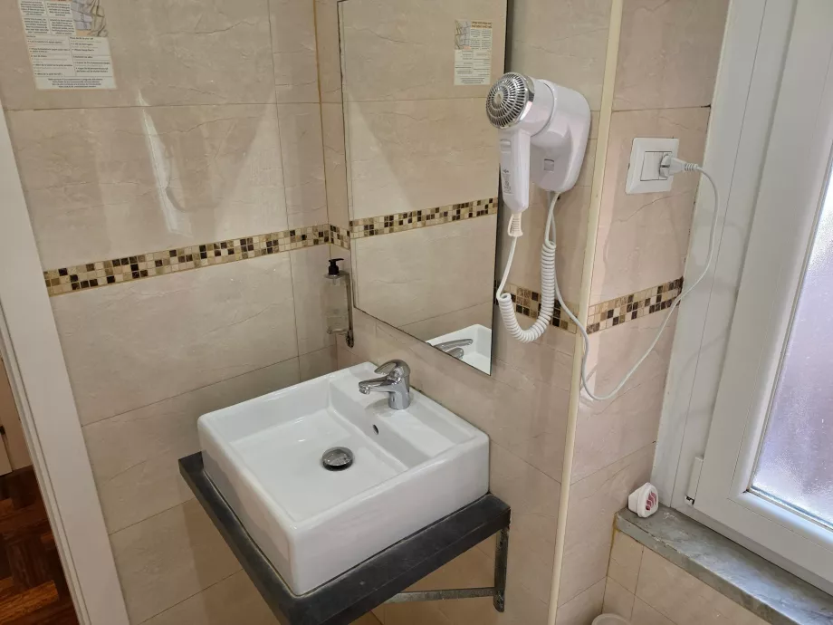 Lavabo con secador de pelo