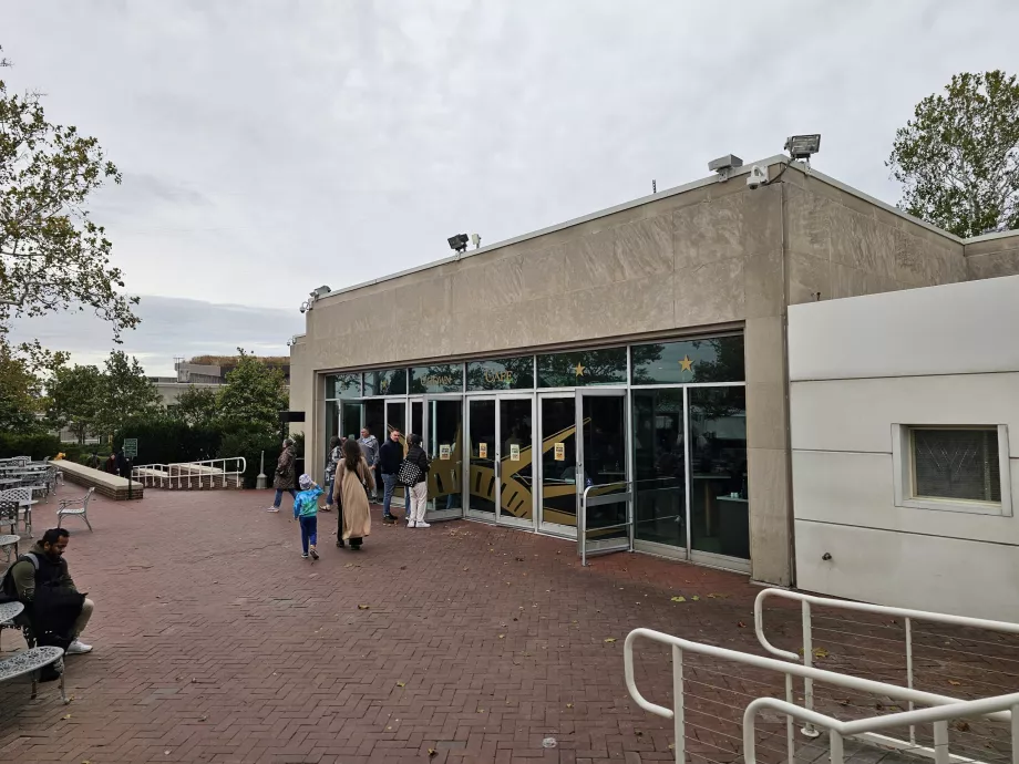 Cafés en el museo y el muelle