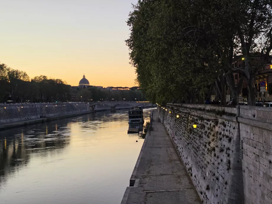 Orilla del Tíber al atardecer