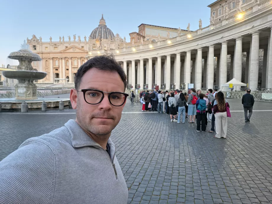 Corta cola hasta la Basílica de San Pedro a primera hora de la mañana.