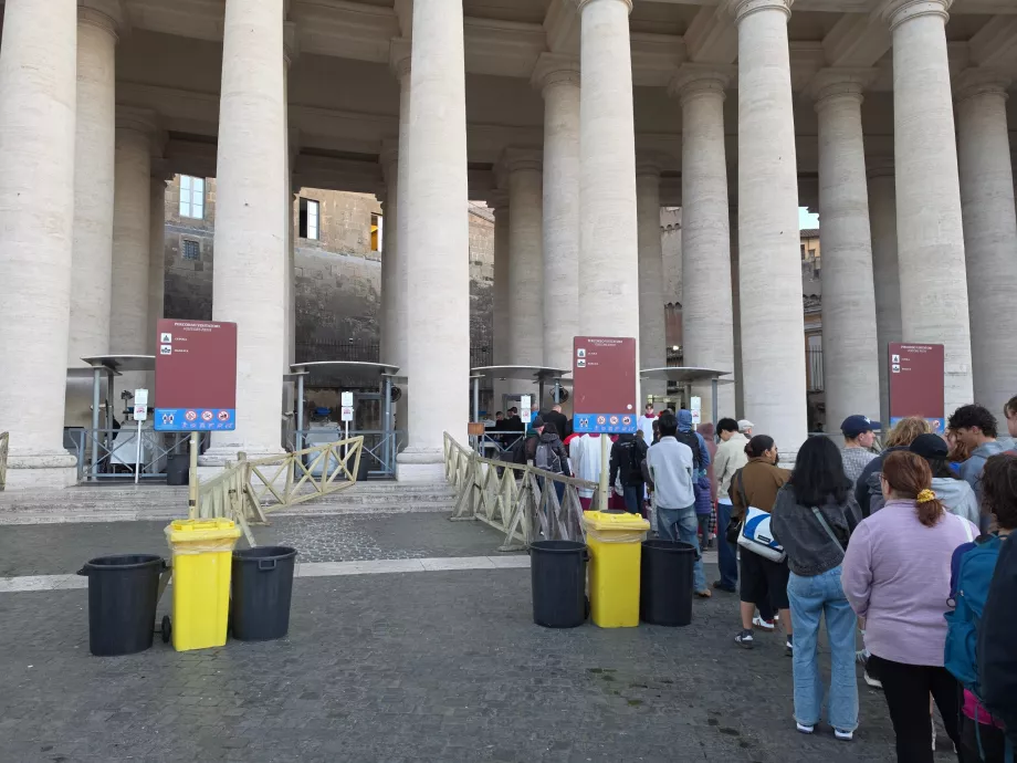 Control de seguridad antes de entrar en la Basílica de San Pedro