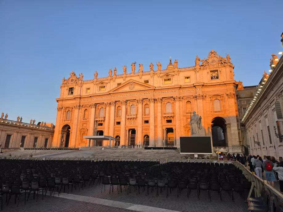 La Basílica de San Pedro iluminada por el sol de la mañana