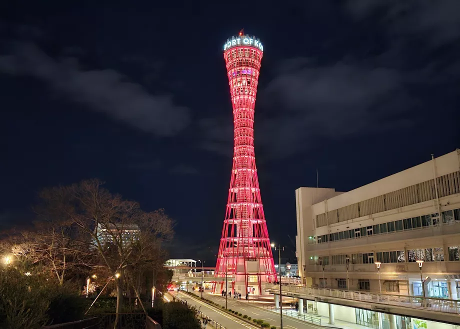Torre nocturna del puerto de Kobe