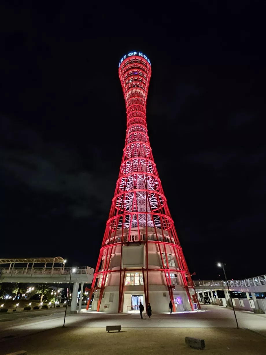 Torre nocturna del puerto de Kobe