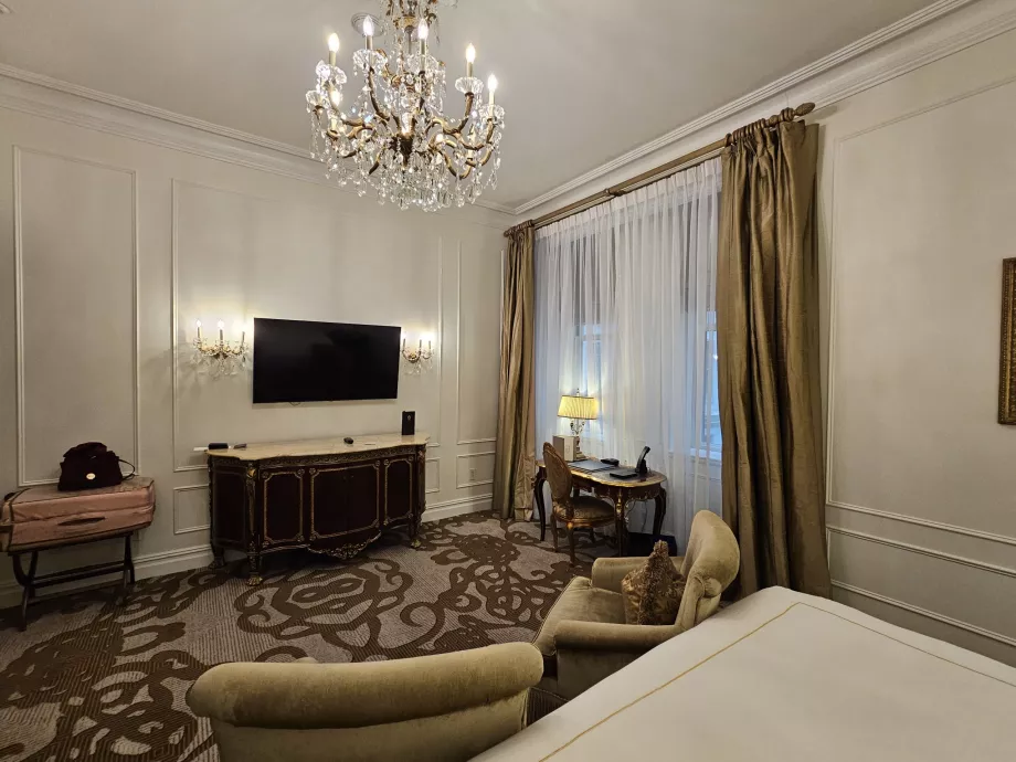 Habitación - TV y ventana