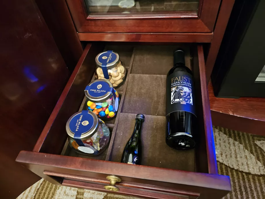 Dulces y vino en el minibar