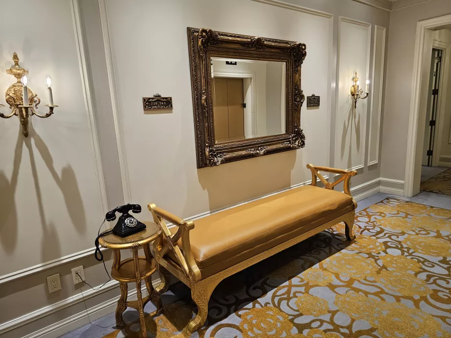 Sofá junto al ascensor