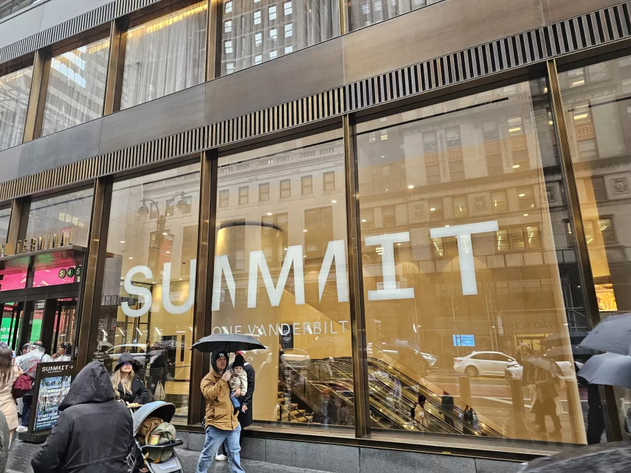 Summit One Vanderbilt, entrada exterior