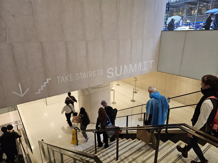 Summit One Vanderbilt, entrada interior