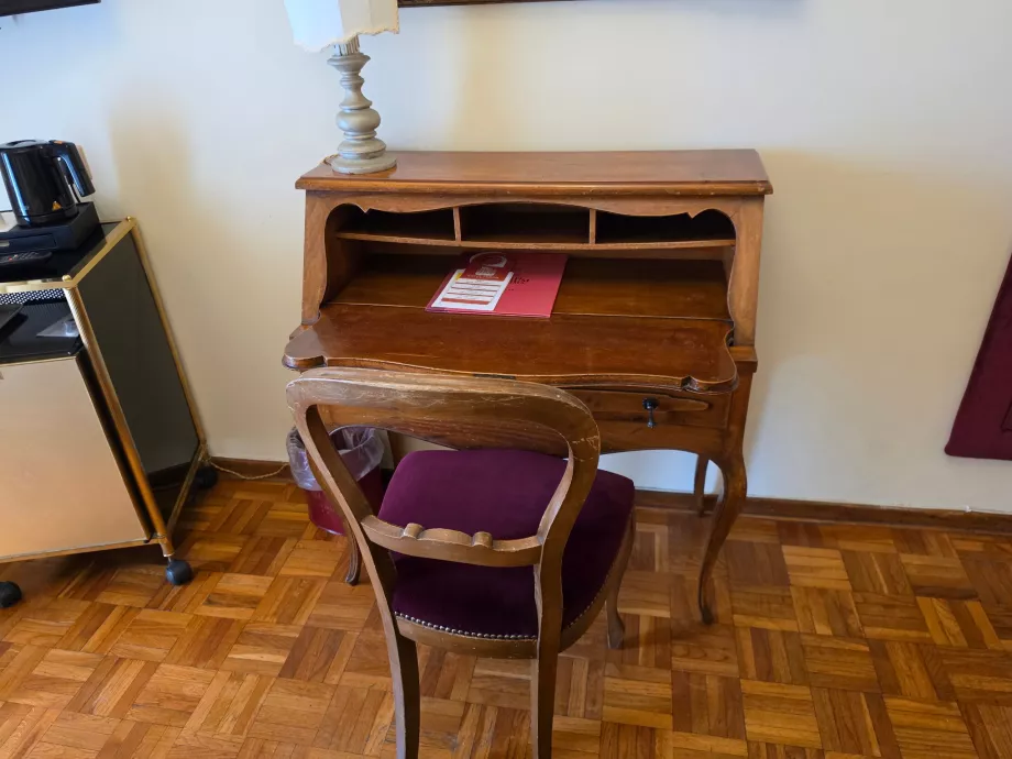 Mesa de trabajo en la habitación