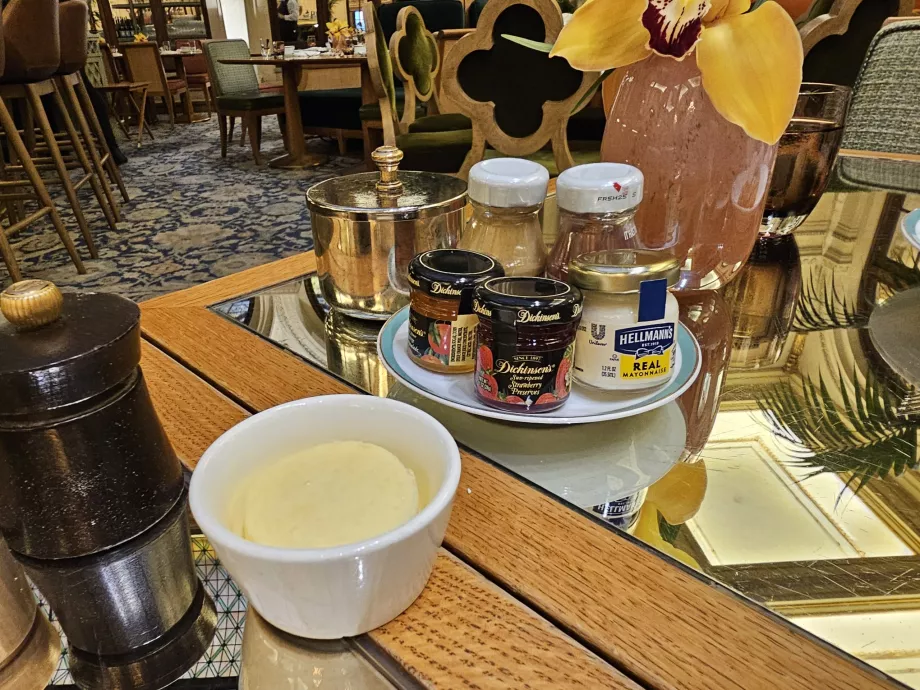 Mermeladas y mantequilla