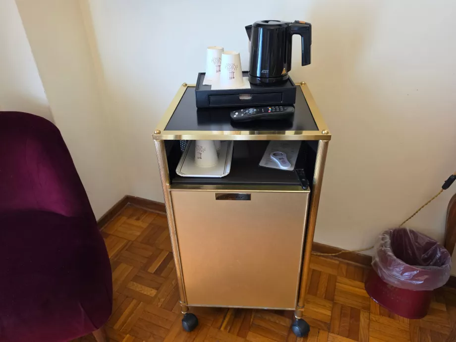 Tetera y vasos de papel