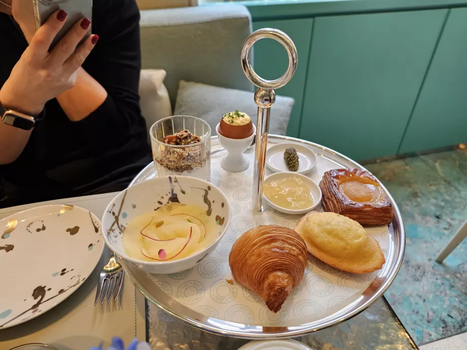 Caja azul, Desayuno con diamantes