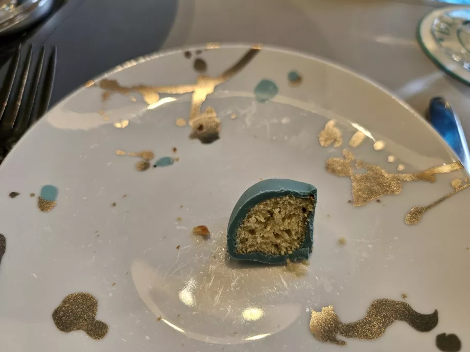 Blue Box, postre cortado