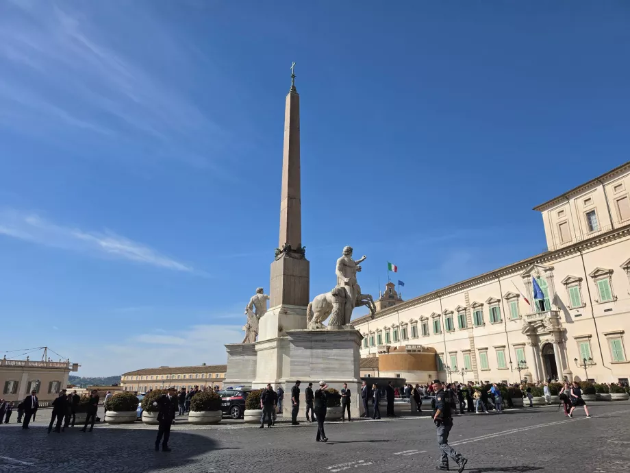 Plaza frente al Palacio del Quirinal