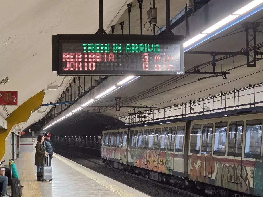 Paneles informativos en el metro