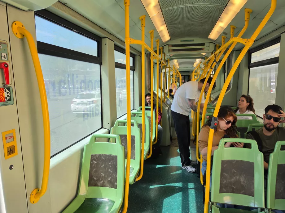 Interior del tranvía en Roma