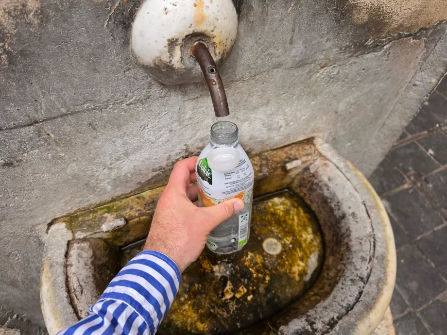 Fuente con agua potable