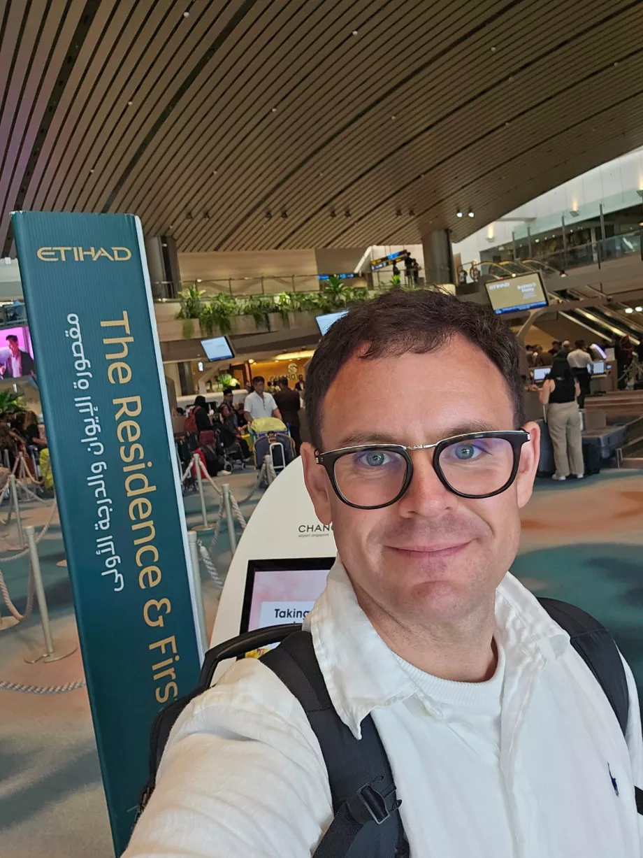Yo haciendo el check-in en el aeropuerto de Singapur