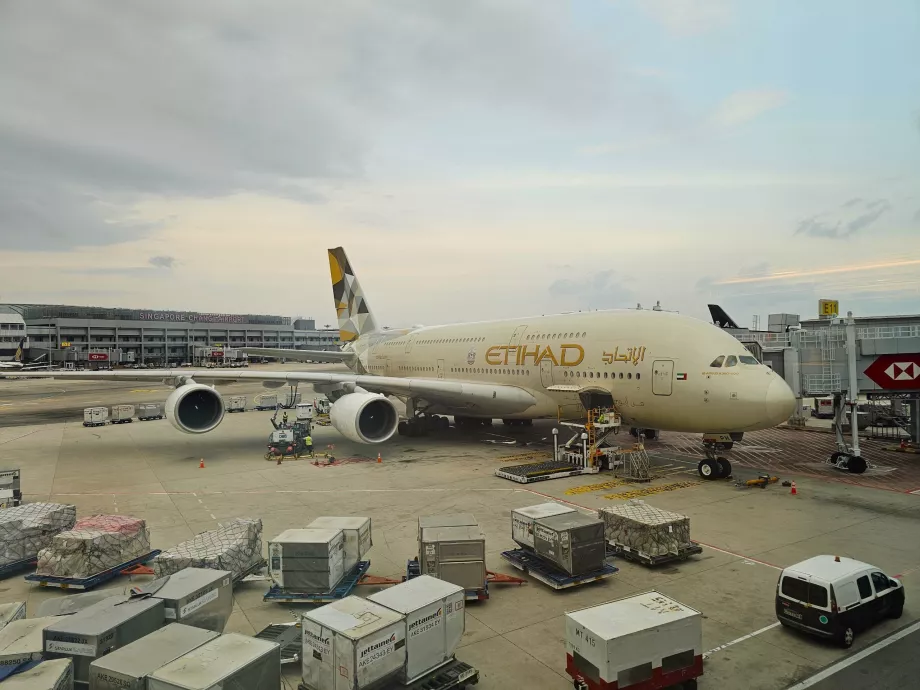 Un Airbus A380 en la puerta de embarque del aeropuerto de Singapur