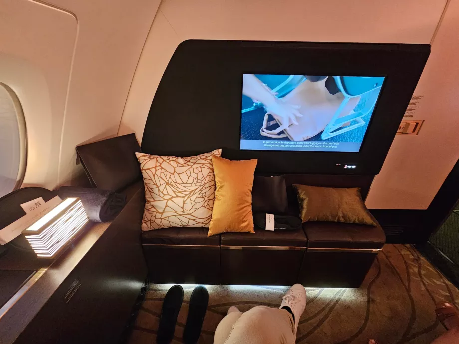 Espacio alrededor del asiento y los cojines