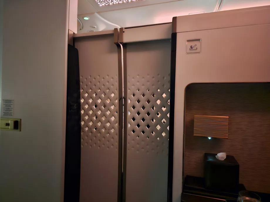 Una puerta cerrada entre el asiento y el pasillo