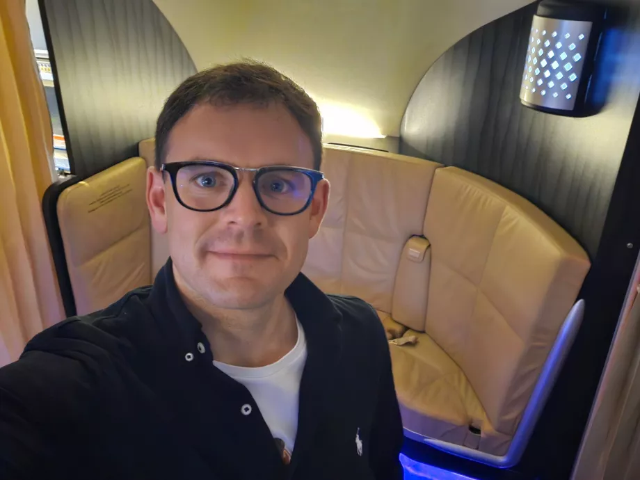 Yo en el bar del avión