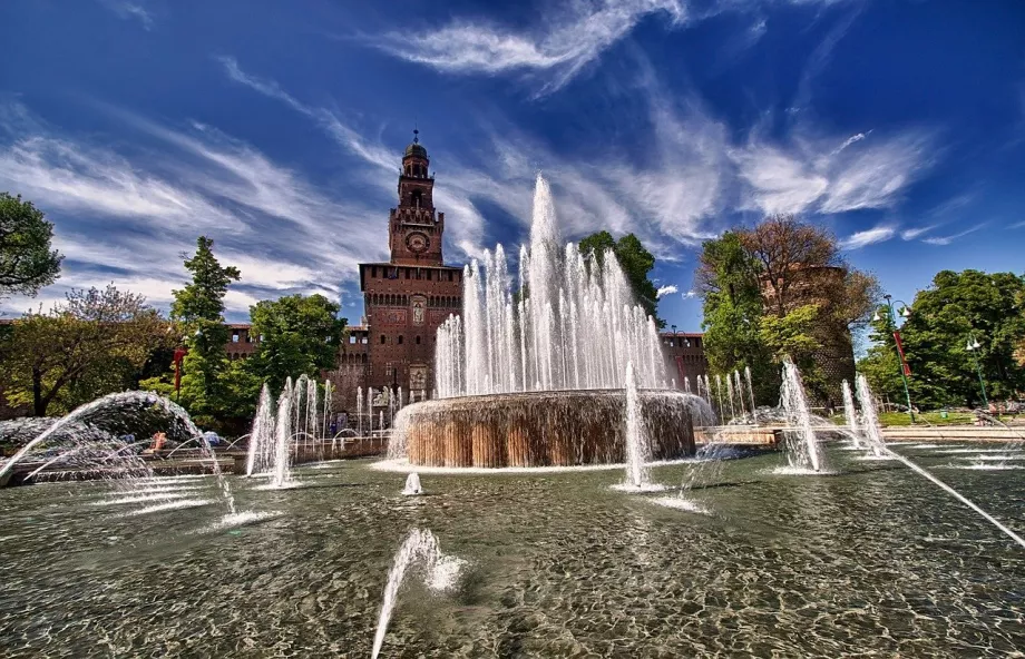 Fuente en la plaza frente al castillo