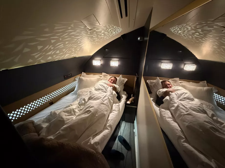 Yo en la cama durante el vuelo